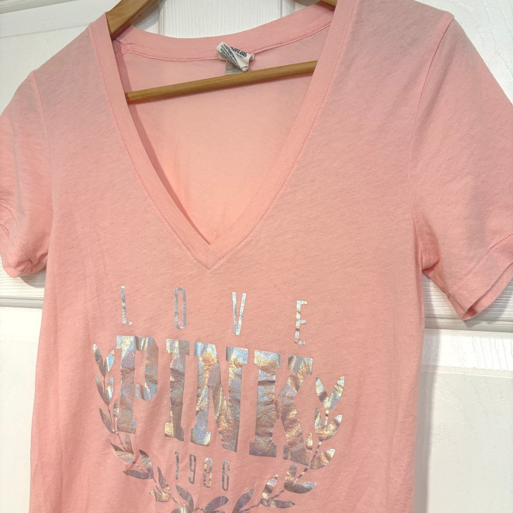 Victorias Secret M 2013 LOVE PINK 1986 Logo Shirt V Neck Long Line Metallic Foil